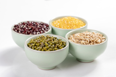 保健食品杂粮粗粮摆放在桌面上