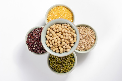 保健食品杂粮粗粮摆放在桌面上