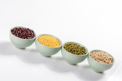 保健食品杂粮粗粮摆放在桌面上