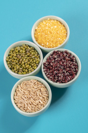 保健食品杂粮粗粮摆放在桌面上