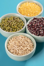 保健食品杂粮粗粮摆放在桌面上