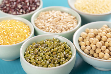 保健食品杂粮粗粮摆放在桌面上