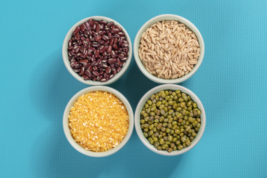 保健食品杂粮粗粮摆放在桌面上