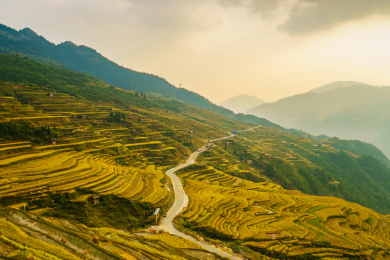 中国贵州黔东南加榜加车村清晨梯田与公路俯视