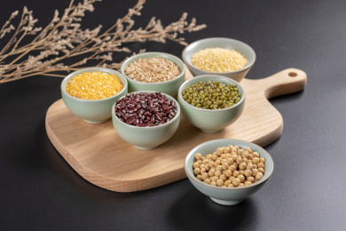 保健食品杂粮粗粮摆放在桌面上