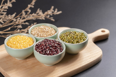 保健食品杂粮粗粮摆放在桌面上