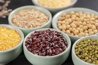 保健食品杂粮粗粮摆放在桌面上