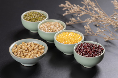 保健食品杂粮粗粮摆放在桌面上