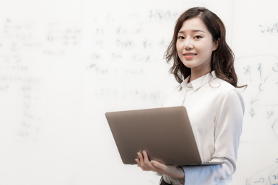 一个年轻的商务女士在办公