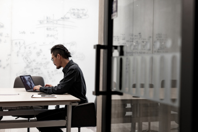 一个年轻的商务男士在办公