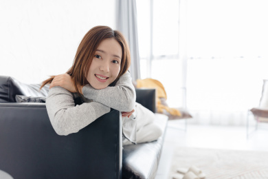 一个年轻趴在沙发上休息放松