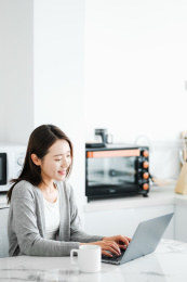 年轻漂亮的女性在桌前办公