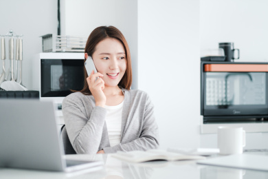 年轻漂亮女性坐在桌前办公