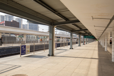 中国广东省深圳市平湖火车站月台