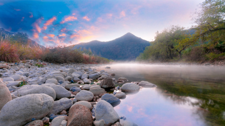 中国安徽省池州市石台县秋浦河的早晨