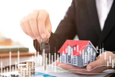 房地产销售手拿钥匙和新房模型交与业主