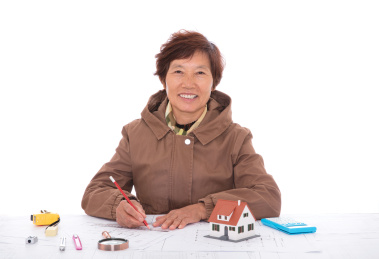 工作中抬头看镜头微笑的中国女性建筑设计师