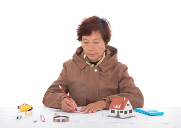 资深建筑设计师在修改图纸