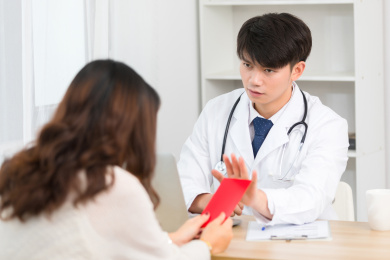 坐在办公室里的正直的亚洲男医生拒绝接受患者赠送的红包