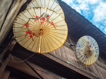 乌镇景区的油纸伞