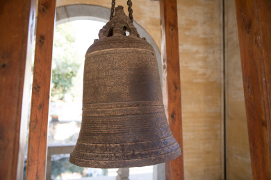 悬挂在钟楼里的金色铜钟