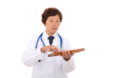 白背景前的女医生手拿中国传统算珠计算