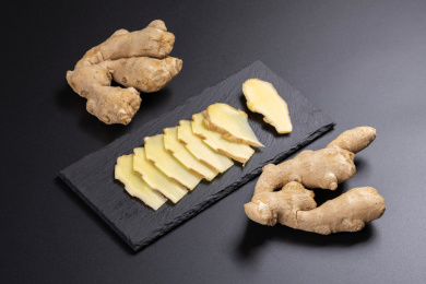 保健食品生姜与切好的姜片摆放在桌面上