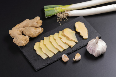 保健食品生姜与切好的姜片摆放在桌面上