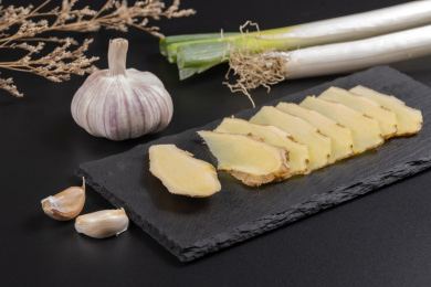 保健食品生姜与切好的姜片摆放在桌面上