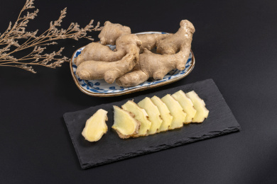 保健食品生姜与切好的姜片摆放在桌面上