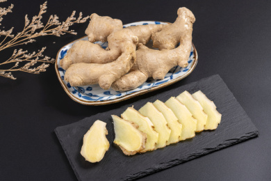 保健食品生姜与切好的姜片摆放在桌面上