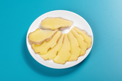保健食品生姜与切好的姜片摆放在桌面上
