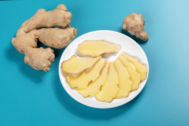 保健食品生姜与切好的姜片摆放在桌面上