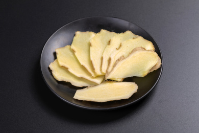 保健食品生姜与切好的姜片摆放在桌面上