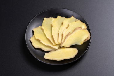 保健食品生姜与切好的姜片摆放在桌面上