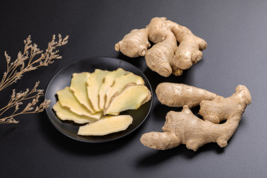 保健食品生姜与切好的姜片摆放在桌面上