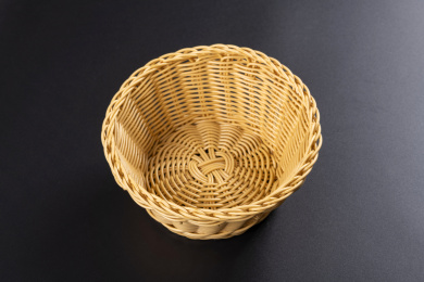 传统柳条筐水果筐摆放在黑色桌面上