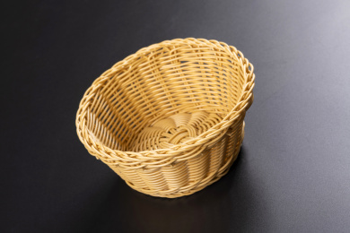 传统柳条筐水果筐摆放在黑色桌面上