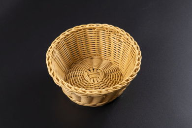 传统柳条筐水果筐摆放在黑色桌面上