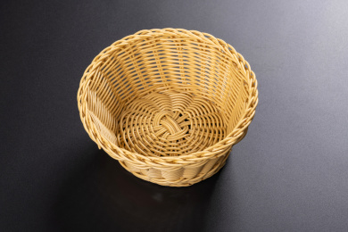 传统柳条筐水果筐摆放在黑色桌面上