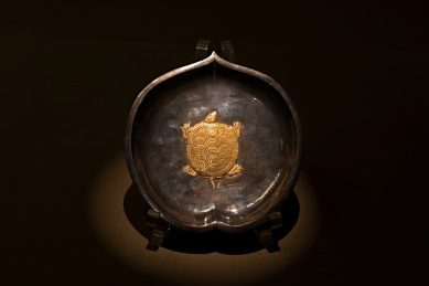 陕西历史博物馆藏鎏金龟纹桃形银盘