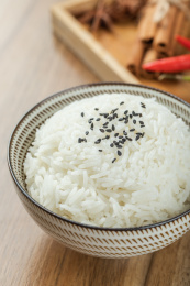 陶瓷碗中煮熟的泰国茉莉香米饭