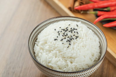 陶瓷碗中煮熟的泰国茉莉香米饭