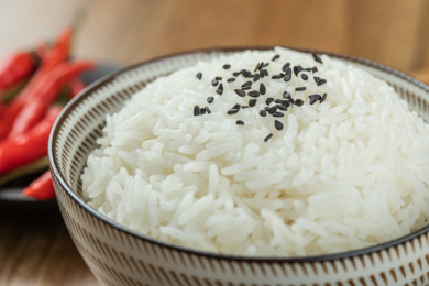 陶瓷碗中煮熟的泰国茉莉香米饭