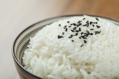 陶瓷碗中煮熟的泰国茉莉香米饭