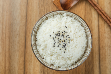 陶瓷碗中煮熟的泰国茉莉香米饭