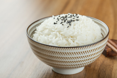 陶瓷碗中煮熟的泰国茉莉香米饭