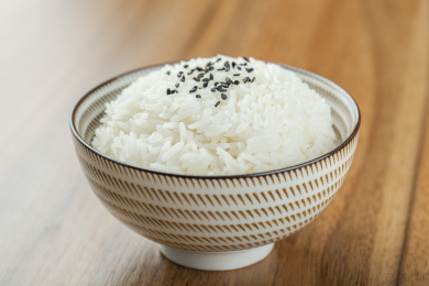 陶瓷碗中煮熟的泰国茉莉香米饭