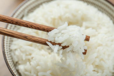 陶瓷碗中煮熟的泰国茉莉香米饭