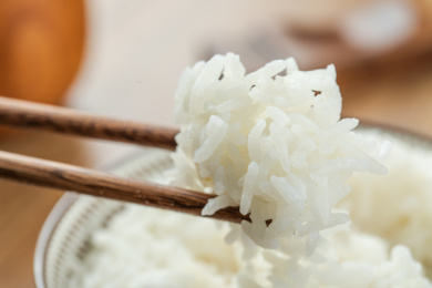 陶瓷碗中煮熟的泰国茉莉香米饭